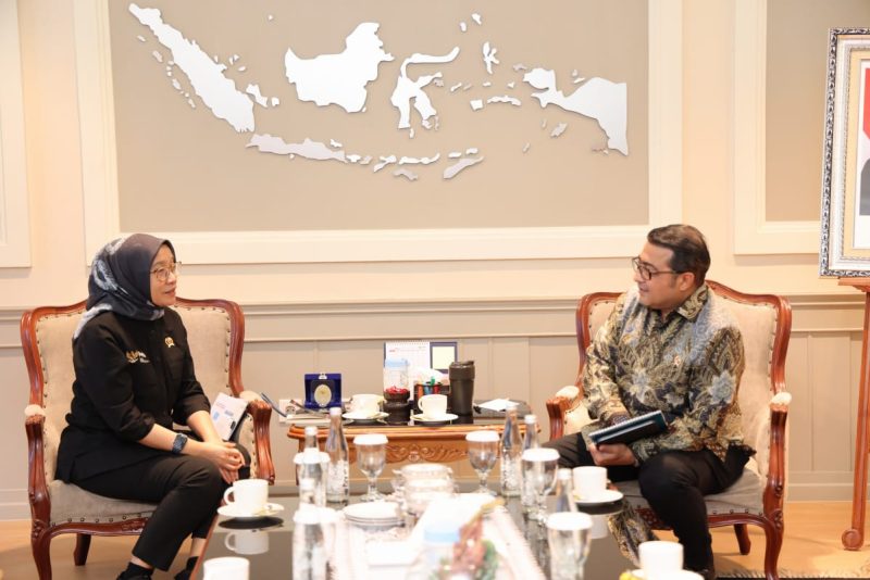 Menteri PANRB Rini Widyantini saat menerima audiensi Menteri Ekonomi Kreatif/Kepala Badan Ekonomi Kreatif Teuku Riefky Harsya, Selasa (16/12/2025).

