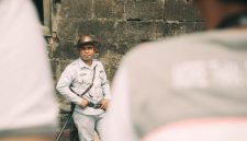 Seorang petugas keamanan profesional berdiri siap memberikan pelayanan dan menjaga ketertiban di area umum. Penguasaan keahlian komunikasi serta sertifikasi resmi menjadi modal utama dalam meniti karier di bidang pengamanan alih daya.