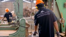 Para operator produksi sedang mengawasi jalannya lini perakitan barang otomatis dengan menerapkan standar keselamatan kerja ketat di salah satu kawasan industri modern.