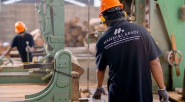 Para operator produksi sedang mengawasi jalannya lini perakitan barang otomatis dengan menerapkan standar keselamatan kerja ketat di salah satu kawasan industri modern.