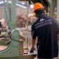 Para operator produksi sedang mengawasi jalannya lini perakitan barang otomatis dengan menerapkan standar keselamatan kerja ketat di salah satu kawasan industri modern.