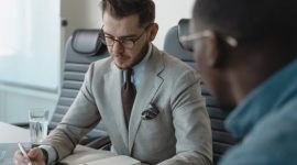 Suasana sesi wawancara kerja di sebuah kantor modern tempat tim HRD mengevaluasi kecocokan karakter dan kualifikasi profesional calon karyawan secara mendalam.