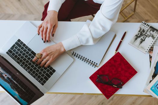 Seorang profesional sedang mencermati dan menyempurnakan dokumen surat lamaran kerja di depan laptop untuk memastikan seluruh narasi karir tersampaikan secara efektif kepada perekrut.