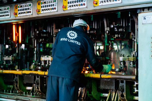 Interaksi antara tenaga kerja ahli dan mesin berteknologi tinggi di area manufaktur modern menunjukkan bagaimana batas antara industri padat karya dan padat modal kini semakin menyatu.