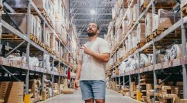 Para pekerja pergudangan sedang memilah dan menyiapkan paket pesanan di pusat logistik modern untuk memastikan kelancaran rantai pasokan produk ke seluruh wilayah.