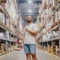 Para pekerja pergudangan sedang memilah dan menyiapkan paket pesanan di pusat logistik modern untuk memastikan kelancaran rantai pasokan produk ke seluruh wilayah.