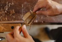Seorang perajin lokal sedang merangkai furnitur kayu berkualitas di sebuah bengkel kerja daerah. Inovasi pemanfaatan bahan baku lokal menjadi salah satu kunci utama ketahanan industri kreatif nasional dalam menghadapi tantangan ekonomi.
