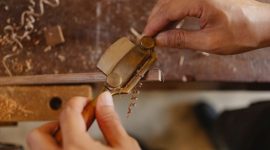 Seorang perajin lokal sedang merangkai furnitur kayu berkualitas di sebuah bengkel kerja daerah. Inovasi pemanfaatan bahan baku lokal menjadi salah satu kunci utama ketahanan industri kreatif nasional dalam menghadapi tantangan ekonomi.