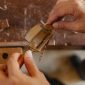 Seorang perajin lokal sedang merangkai furnitur kayu berkualitas di sebuah bengkel kerja daerah. Inovasi pemanfaatan bahan baku lokal menjadi salah satu kunci utama ketahanan industri kreatif nasional dalam menghadapi tantangan ekonomi.