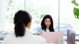 Suasana wawancara kerja profesional di sebuah kantor modern yang menekankan komunikasi dua arah secara terbuka antara tim perekrut dan calon karyawan.