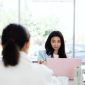Suasana wawancara kerja profesional di sebuah kantor modern yang menekankan komunikasi dua arah secara terbuka antara tim perekrut dan calon karyawan.