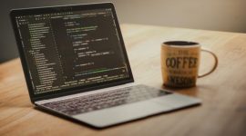 Seorang pencari kerja sedang meneliti detail tawaran pekerjaan melalui laptop dengan cermat untuk memastikan keaslian profil perusahaan pemberi kerja.