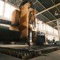 Seorang teknisi muda sedang memantau kineja mesin otomatis melalui perangkat tablet digital di sebuah fasilitas manufaktur modern kawasan industri Cikarang.