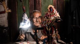 Seorang perajin lokal sedang menyelesaikan pengerjaan busana etnik modern berbahan serat alam berkualitas tinggi. Karya kreatif berbasis kearifan lokal kini menjadi salah satu komoditas gaya hidup yang semakin diminati pasar internasional.