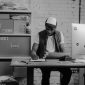 Sejumlah staf alih daya sedang merapikan dan memilah barang pesanan di salah satu pusat distribusi logistik modern.