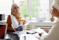 Interaksi antara HR profesional dan kandidat dalam wawancara kerja yang kini berfokus pada potensi kontribusi jangka panjang bagi perusahaan.