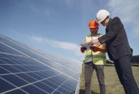 Seorang insinyur muda sedang memeriksa instalasi panel surya sebagai bagian dari ekspansi sektor ekonomi hijau yang membuka banyak peluang kerja baru di Indonesia.