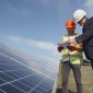 Seorang insinyur muda sedang memeriksa instalasi panel surya sebagai bagian dari ekspansi sektor ekonomi hijau yang membuka banyak peluang kerja baru di Indonesia.