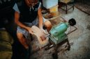 Seorang pengrajin lokal sedang menyelesaikan pembuatan produk kerajinan tangan berbahan baku ramah lingkungan di sebuah bengkel kerja kawasan Jawa Barat. Inovasi pada produk berbasis kearifan lokal menjadi salah satu strategi utama pelaku UMKM dalam bertahan di tengah ketidakpastian kondisi ekonomi nasional.