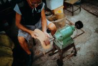 Seorang pengrajin lokal sedang menyelesaikan pembuatan produk kerajinan tangan berbahan baku ramah lingkungan di sebuah bengkel kerja kawasan Jawa Barat. Inovasi pada produk berbasis kearifan lokal menjadi salah satu strategi utama pelaku UMKM dalam bertahan di tengah ketidakpastian kondisi ekonomi nasional.