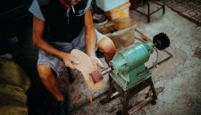 Seorang pengrajin lokal sedang menyelesaikan pembuatan produk kerajinan tangan berbahan baku ramah lingkungan di sebuah bengkel kerja kawasan Jawa Barat. Inovasi pada produk berbasis kearifan lokal menjadi salah satu strategi utama pelaku UMKM dalam bertahan di tengah ketidakpastian kondisi ekonomi nasional.