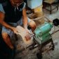 Seorang pengrajin lokal sedang menyelesaikan pembuatan produk kerajinan tangan berbahan baku ramah lingkungan di sebuah bengkel kerja kawasan Jawa Barat. Inovasi pada produk berbasis kearifan lokal menjadi salah satu strategi utama pelaku UMKM dalam bertahan di tengah ketidakpastian kondisi ekonomi nasional.