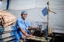 Pekerja menyelesaikan pembuatan kerajinan lokal di salah satu sentra industri kreatif yang terus beradaptasi menghadapi perubahan kondisi ekonomi nasional.