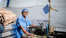 Pekerja menyelesaikan pembuatan kerajinan lokal di salah satu sentra industri kreatif yang terus beradaptasi menghadapi perubahan kondisi ekonomi nasional.