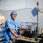 Pekerja menyelesaikan pembuatan kerajinan lokal di salah satu sentra industri kreatif yang terus beradaptasi menghadapi perubahan kondisi ekonomi nasional.