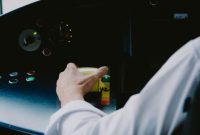 Seorang teknisi muda sedang memantau sistem kontrol berbasis kecernaan buatan di lantai pabrik modern, mencerminkan pergeseran kebutuhan tenaga kerja terampil di sektor manufaktur Indonesia.