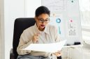 Seorang profesional muda sedang memetakan rencana pengembangan karier dan keterampilan utama di ruang kerja modern.