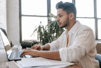 Seorang profesional muda sedang mengolah data dan berdiskusi dengan tim di kantor korporasi modern Jakarta. Keterampilan memadukan teknologi dan komunikasi antarpersonal kini menjadi syarat mutlak untuk memenangi persaingan di industri nasional.