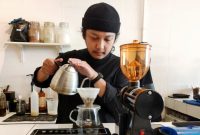 Pelaku usaha mikro di Jakarta mengolah bahan baku lokal sebagai strategi adaptasi dalam menghadapi dinamika ekonomi dan perubahan pola konsumsi masyarakat.