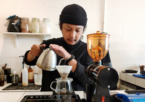 Pelaku usaha mikro di Jakarta mengolah bahan baku lokal sebagai strategi adaptasi dalam menghadapi dinamika ekonomi dan perubahan pola konsumsi masyarakat.