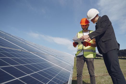 Seorang teknisi muda sedang melakukan pemeriksaan rutin pada instalasi panel surya ramah lingkungan. Industri energi terbarukan kini menjadi salah satu sektor yang menyerap banyak tenaga kerja terampil di Indonesia.