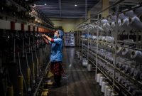 Seorang teknisi memantau operasional mesin otomatis berteknologi tinggi di salah satu kawasan industri manufaktur modern Indonesia.