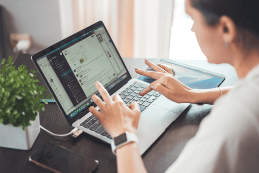 Seorang profesional muda sedang menata dokumen resume dan portofolio digital di laptop sebagai bagian dari persiapan matang sebelum mengirimkan lamaran kerja.