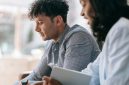 Suasana kolaborasi antar profesional di kantor modern yang mencerminkan pertumbuhan pesat sektor energi hijau dan teknologi digital yang membutuhkan banyak tenaga kerja terampil.