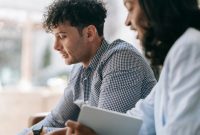 Suasana kolaborasi antar profesional di kantor modern yang mencerminkan pertumbuhan pesat sektor energi hijau dan teknologi digital yang membutuhkan banyak tenaga kerja terampil.