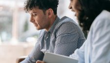 Suasana kolaborasi antar profesional di kantor modern yang mencerminkan pertumbuhan pesat sektor energi hijau dan teknologi digital yang membutuhkan banyak tenaga kerja terampil.