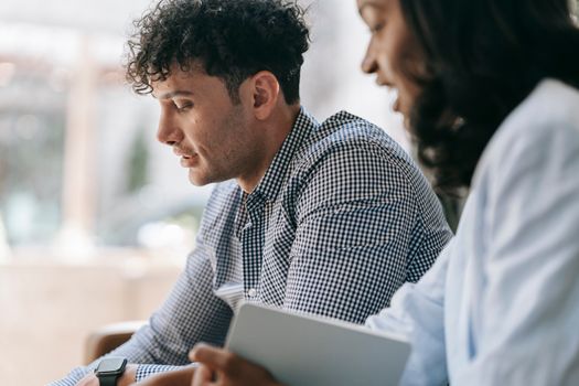 Suasana kolaborasi antar profesional di kantor modern yang mencerminkan pertumbuhan pesat sektor energi hijau dan teknologi digital yang membutuhkan banyak tenaga kerja terampil.