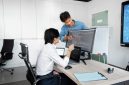 Sejumlah profesional muda Indonesia sedang berdiskusi mengolah data di kantor modern untuk menyelaraskan keterampilan mereka dengan kebutuhan industri masa depan.