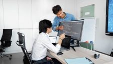Sejumlah profesional muda Indonesia sedang berdiskusi mengolah data di kantor modern untuk menyelaraskan keterampilan mereka dengan kebutuhan industri masa depan.