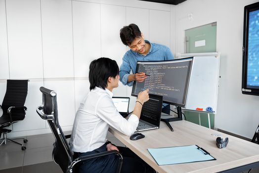 Sejumlah profesional muda Indonesia sedang berdiskusi mengolah data di kantor modern untuk menyelaraskan keterampilan mereka dengan kebutuhan industri masa depan.