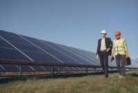 Sejumlah teknisi muda memeriksa instalasi panel surya di kawasan industri terpadu, sektor energi terbarukan yang kini menjadi salah satu penyerap tenaga kerja terbesar di Indonesia.