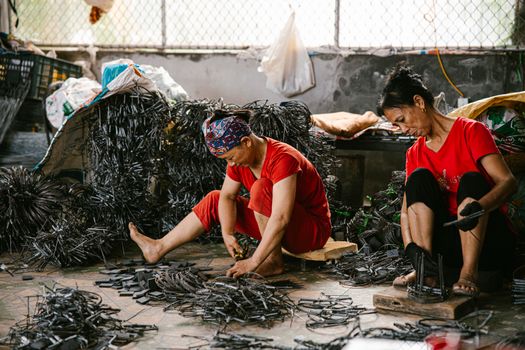 Seorang pekerja sedang memeriksa kualitas kain tekstil buatan lokal di sebuah pabrik kawasan Jawa Tengah. Penggunaan bahan baku dalam negeri kini menjadi pilihan utama para pelaku industri untuk menjaga stabilitas biaya produksi.