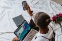 Seorang profesional sedang menjalani wawancara kerja secara virtual dengan pencahayaan terang dan gestur percaya diri di ruang kerja rumah yang rapi.
