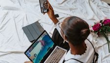 Seorang profesional sedang menjalani wawancara kerja secara virtual dengan pencahayaan terang dan gestur percaya diri di ruang kerja rumah yang rapi.