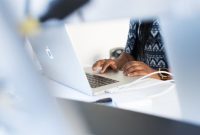 Seorang profesional muda tengah mengoreksi visualisasi data dalam suasana kantor modern yang memanfaatkan teknologi digital secara terintegrasi.