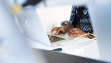 Seorang profesional muda tengah mengoreksi visualisasi data dalam suasana kantor modern yang memanfaatkan teknologi digital secara terintegrasi.
